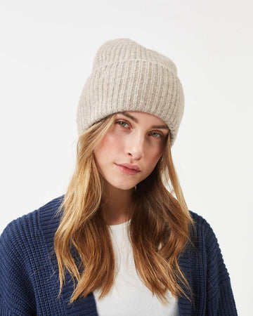 Cable-knit pattern hat